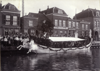 601159 Afbeelding van een gezelschap bij een versierde boot in de Leidsche Rijn te Utrecht, ter ere van H.M. de ...